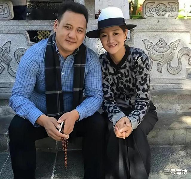 歌手降央卓玛：因丈夫高颜值疯狂倒追，婚后生3胎，现在生活咋样