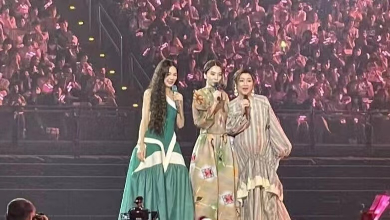 SHE再合体泪流满面,Selinna挺八个月孕肚唱歌