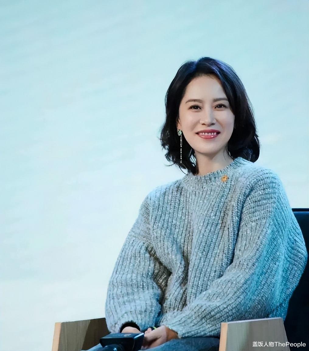 海清|有一种“尴尬”叫海清玩性感,明明身材平平无奇,却偏要露点什么