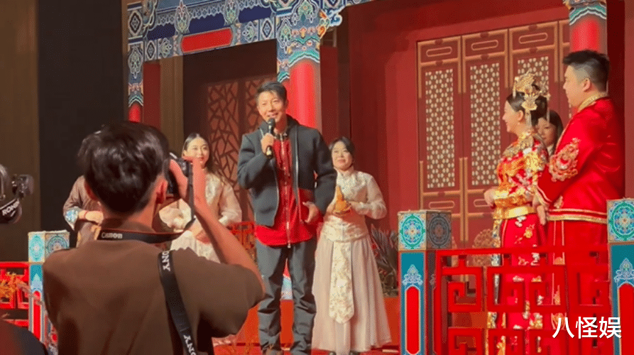 撒贝宁携妻子参加外甥婚礼,坐高铁一脸疲态,李白车上看书好优雅