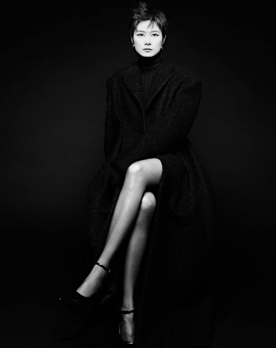 神秘感十足！李宇春最新大片上扬眼线勾勒出个性魅力，亮面皮衣！