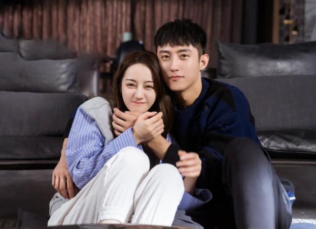 迪丽热巴|迪丽热巴回国营业：穿吊带短裙露小蛮腰，肚子平平力破怀孕传闻