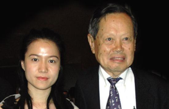 |曝王杰与小26岁梁洛施恋爱!女方2年生3子身材苗条,男方不修边幅