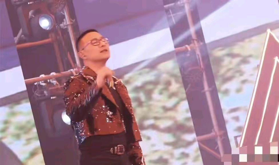 汪峰|汪峰汕头商演，又是跑调又是卡痰，3首歌挣了300万