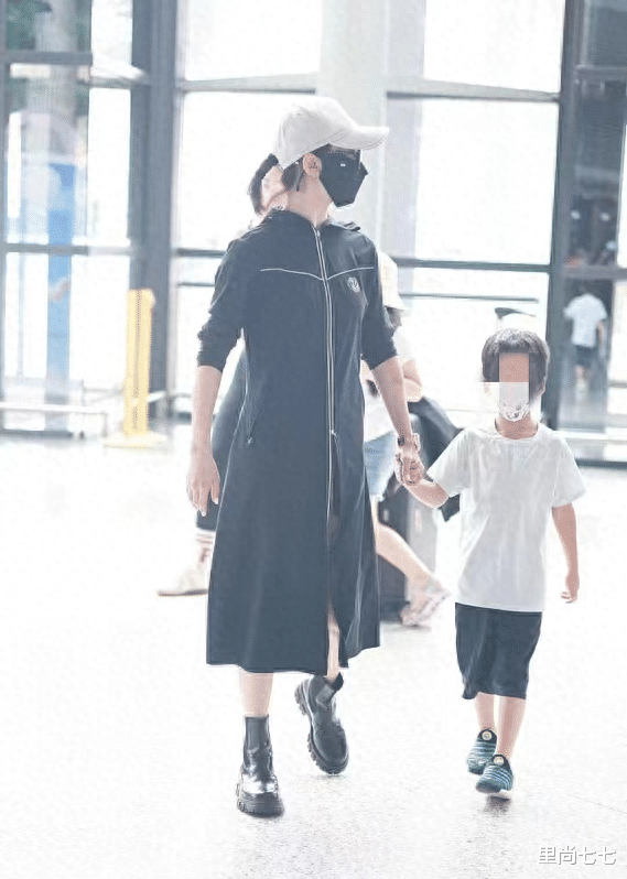 吴京一家首次合体走机场，谢楠穿长衫美腿抢眼，小儿子全程撒娇