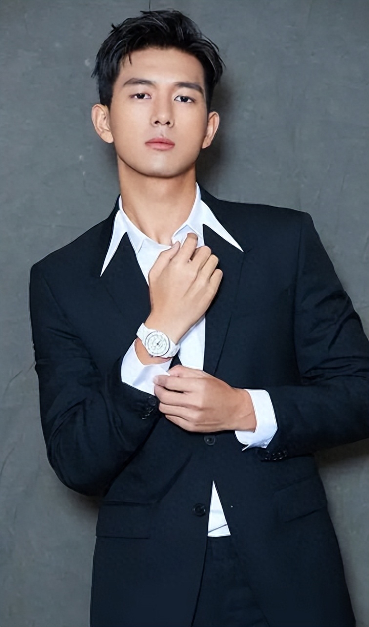 李现绯闻风波再现，女方黑料被扒，回应逼宫：他父母劝我们在一起