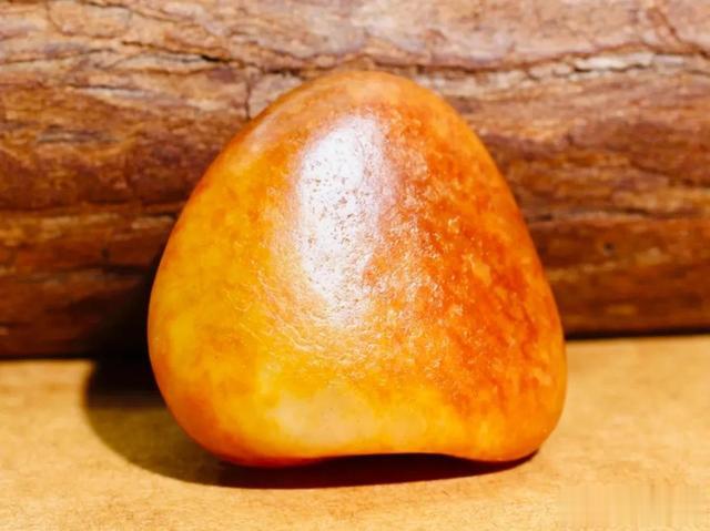 龙钞|玉石圈的C位之争！和田玉与翡翠应该怎么选？