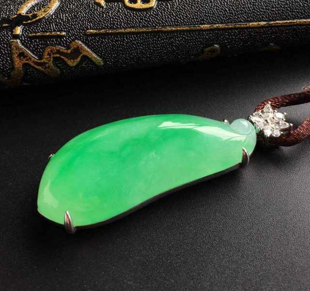 翡翠|集三大优势于一身,翡翠被誉为玉石之王,价格一路飙升!