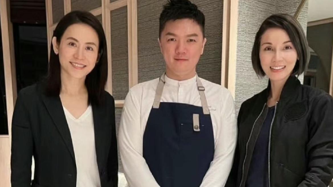 吴亦凡|宣萱赴新加坡与友人聚会，47岁郑雪儿罕露脸，打扮休闲气质仍出众