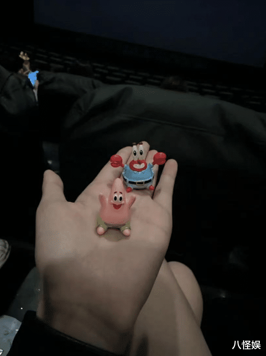 孙怡|孙怡母女坐船享美食,大福高举水杯畅饮好豪放,未遗传妈妈瓜子脸