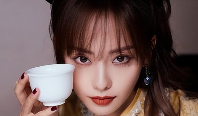 张嘉倪|张嘉倪出席活动,屁股“太翘”引热议,网友:好明显的假屁股