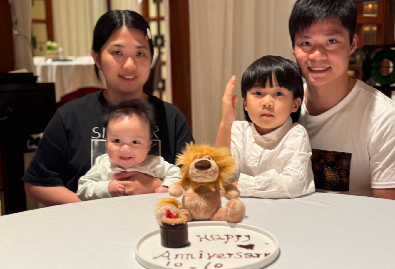 深夜10点,34岁苏神晒全家福!妻子生二胎发福明显,小儿子太像爸爸了