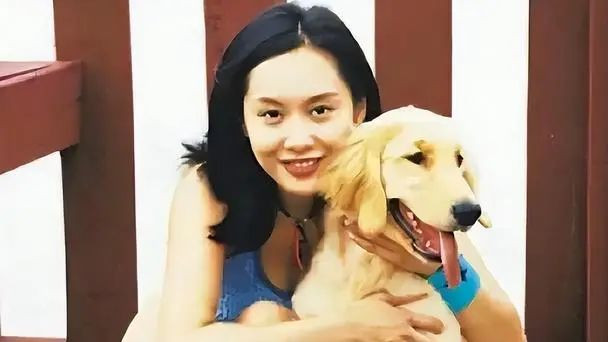 52岁朱茵现状：住深山残屋，开97年破车，活成了娱乐圈“笑话”？