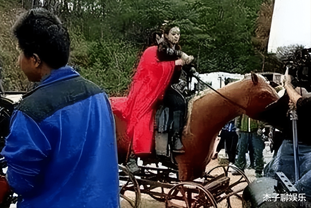 难怪导演不敢拍下半身!镜头下拉后,是无法想象的“尴尬景象”