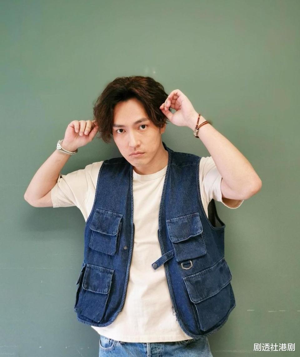 TVB两位男艺人原来是老表,颁奖礼热门人选曾被同事当面扔剧本