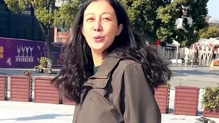 吴绮莉|成龙私生女被曝流落街头3个月后，49岁吴绮莉素颜老到认不出