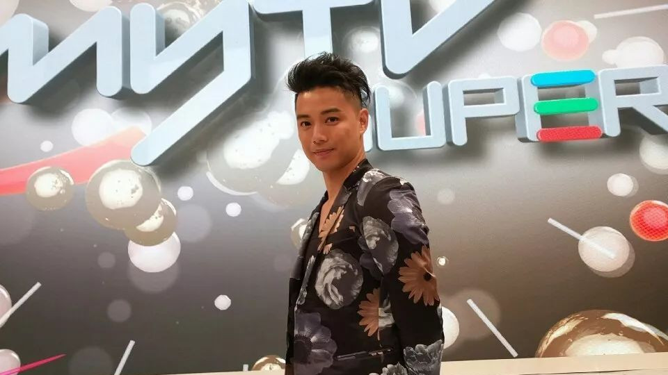 他斯文俊朗选美出身，是TVB小生，离巢跨越中国去内蒙投资，够胆