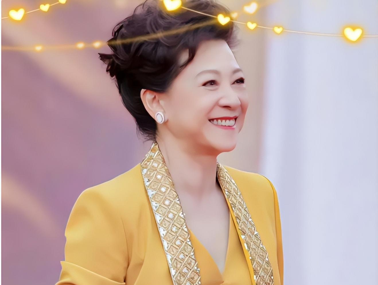 王馥荔 当刘晓庆和74岁王馥荔同框，在科技脸的对比下，就知道自然老去有多美