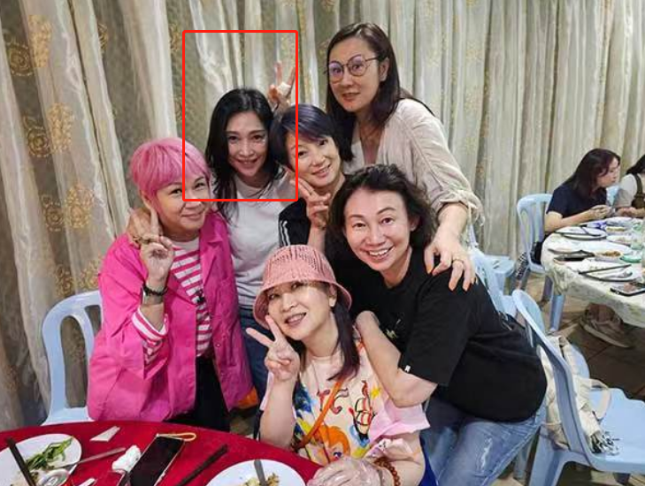 55岁李克勤现身老友母亲寿宴，头发乌黑精神似小伙，老婆罕见露面