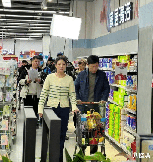 偶遇殷桃饭馆拍戏,大口吃鱼筷子不停比王骁还真实,冻龄状态获赞