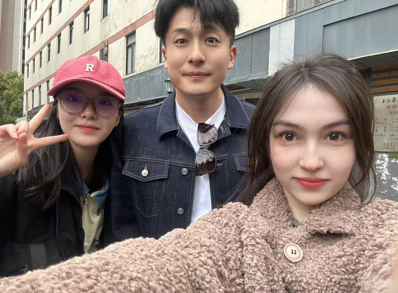 雷佳音参加上戏校友会,美女老婆青春靓丽太吸睛,孙艺洲夫妇露面