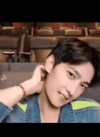 杨洋直播还不忘耍帅,全程摇头晃脑,不放过任何展现美貌的机会