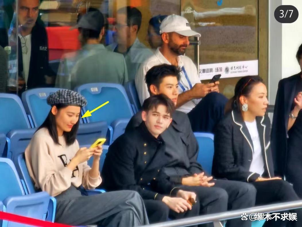 窦骁成“全职女婿”,陪何超莲看网球太专心,看王诗晴眼神变化大