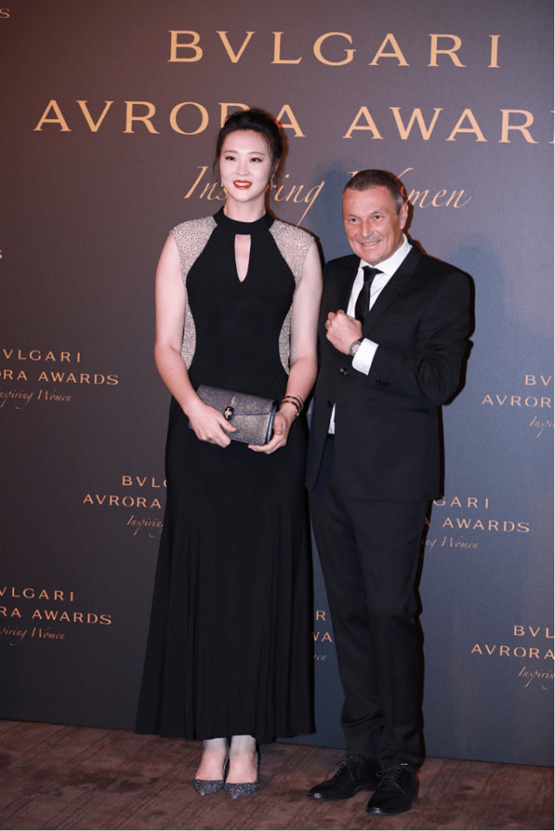 惠若琪 惠若琪扮成郎平,192身高穿高定裙太抢眼,盘发配红唇超有国际范