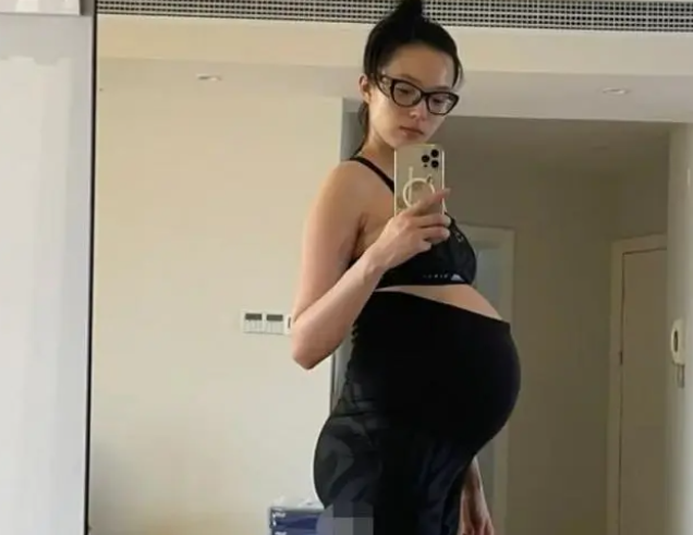 雎晓雯顺利蝉产女，金大川冷脸表情沉默，出院丢下妻子抱孩子离开