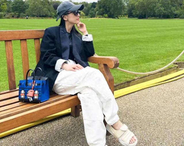 40岁黄圣依晒与两儿子合照！11岁安迪长高许多，不见杨子踪影