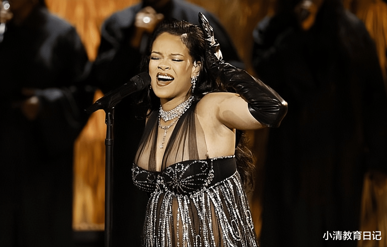 张颂文|蕾哈娜穿薄荷绿露二胎孕肚！孕肚被黑人男友捧变形，光肚皮很火辣