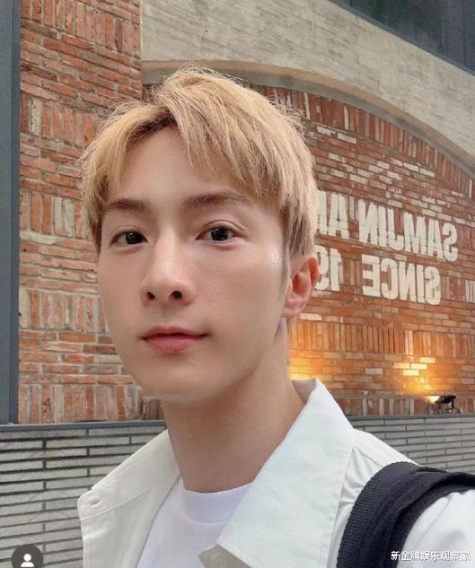 棒棒堂成员阿本为男友庆生,他穿情侣装认爱,还点赞涉炎亚纶留言