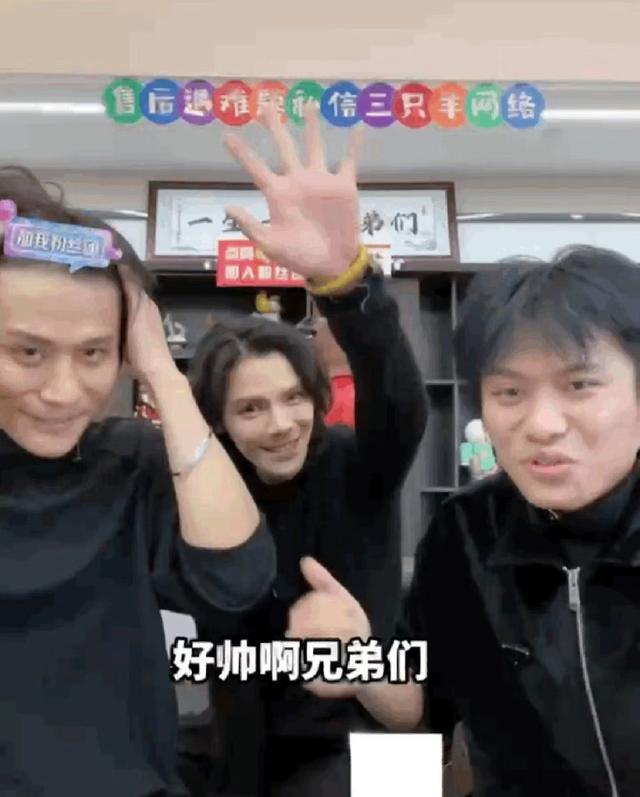 鲍蕾|向佐脸颊凹陷、身形暴瘦现身直播间，与昔日健硕身形相距大