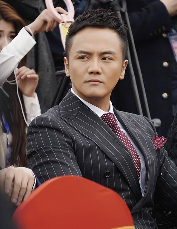 他是张嘉译的亲表弟,被表哥用11部戏带红,如今登上央视走红扩大