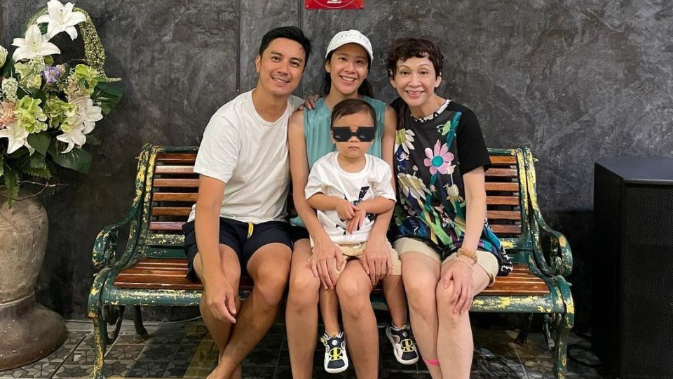 余安安三代同堂出游晒温馨全家福 一家人去海边开心玩水很幸福