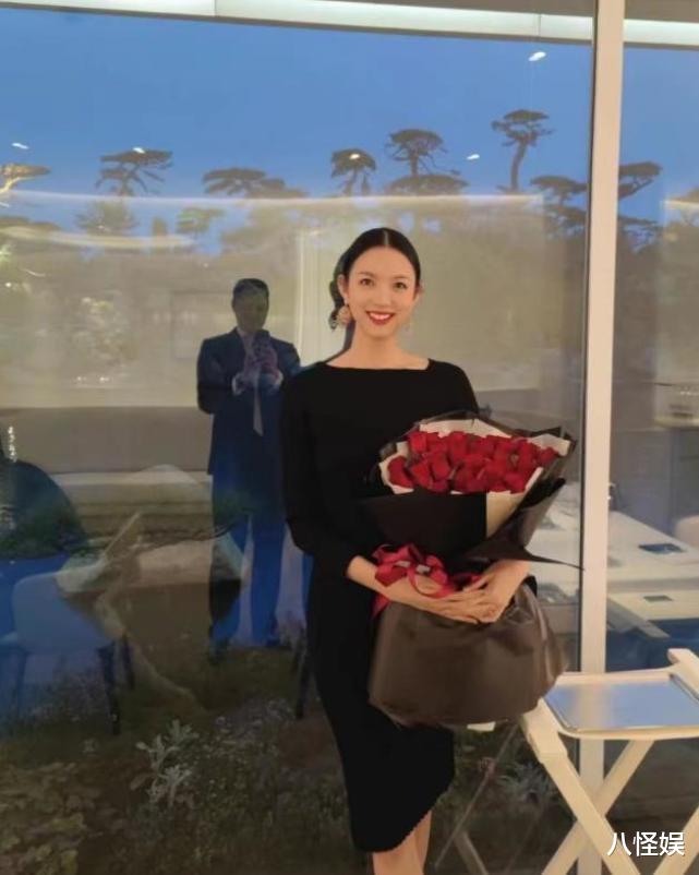 张梓琳|张梓琳新年首晒小女儿,一岁半Jocelyn露正脸像妈妈,身高好惹眼