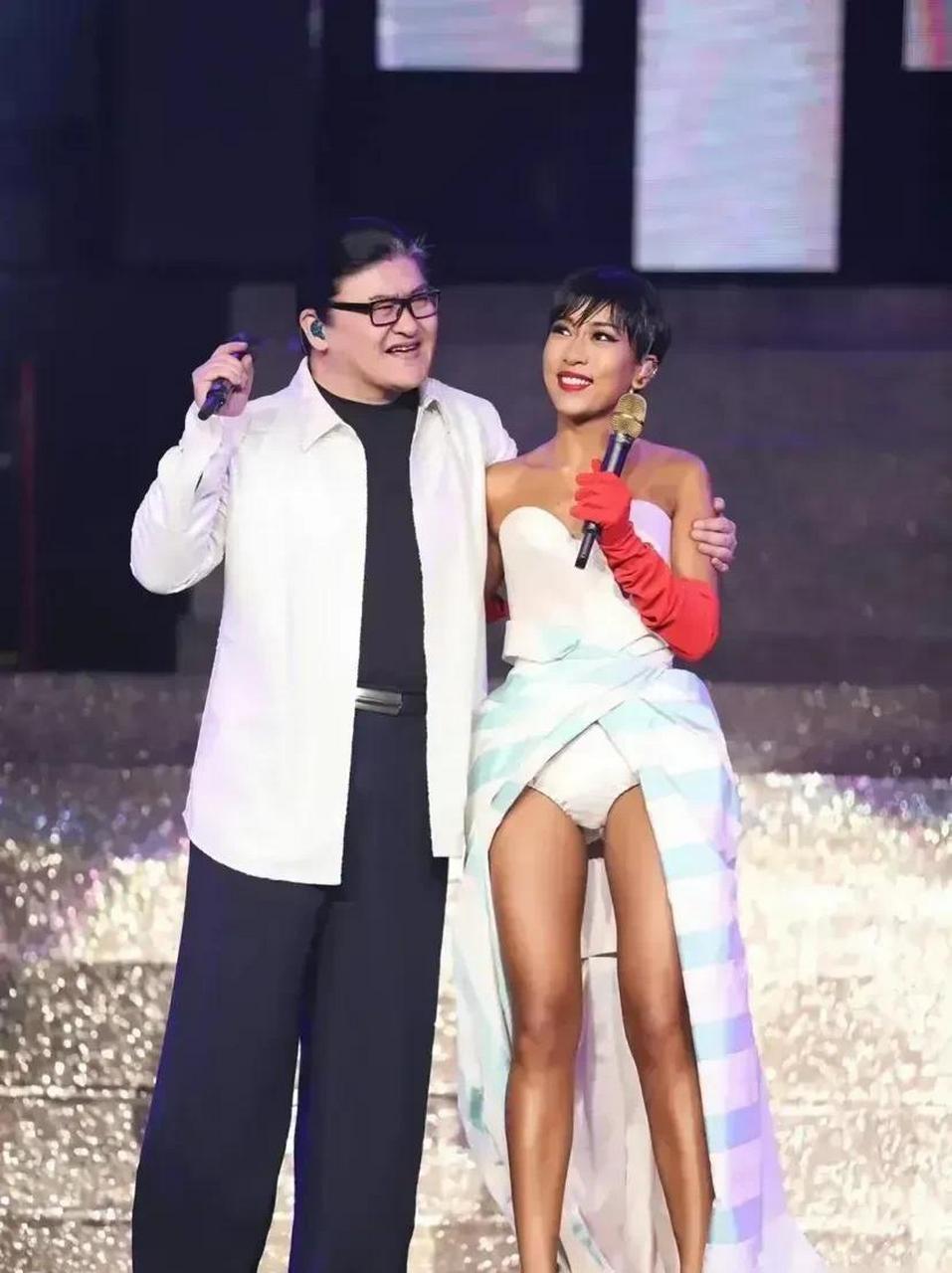 35岁吉克隽逸疑毁容！舞台上被粉丝刮伤脸，离开时表情痛苦显匆忙