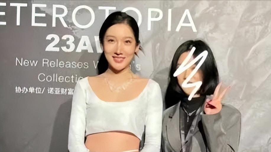 都美竹|都美竹时装周生图曝光，跟精修图相比判若两人，网友：我都不敢看
