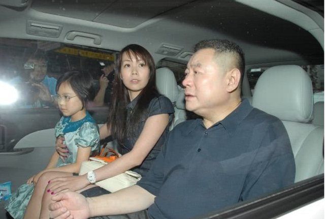 71岁刘銮雄宣布全部财产转给儿子刘鸣炜，联手将甘比踢出局