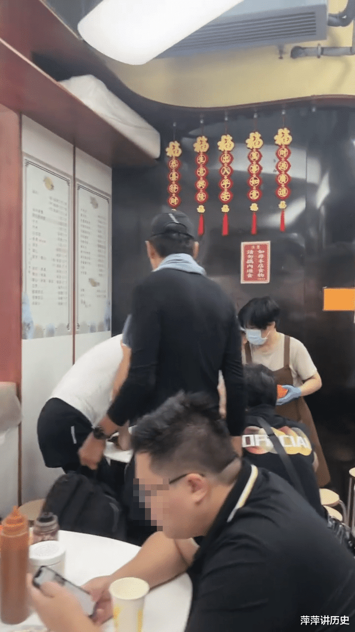 周润发苍蝇馆子拼桌,同桌头都不抬懒理影帝,引内地网友惊讶