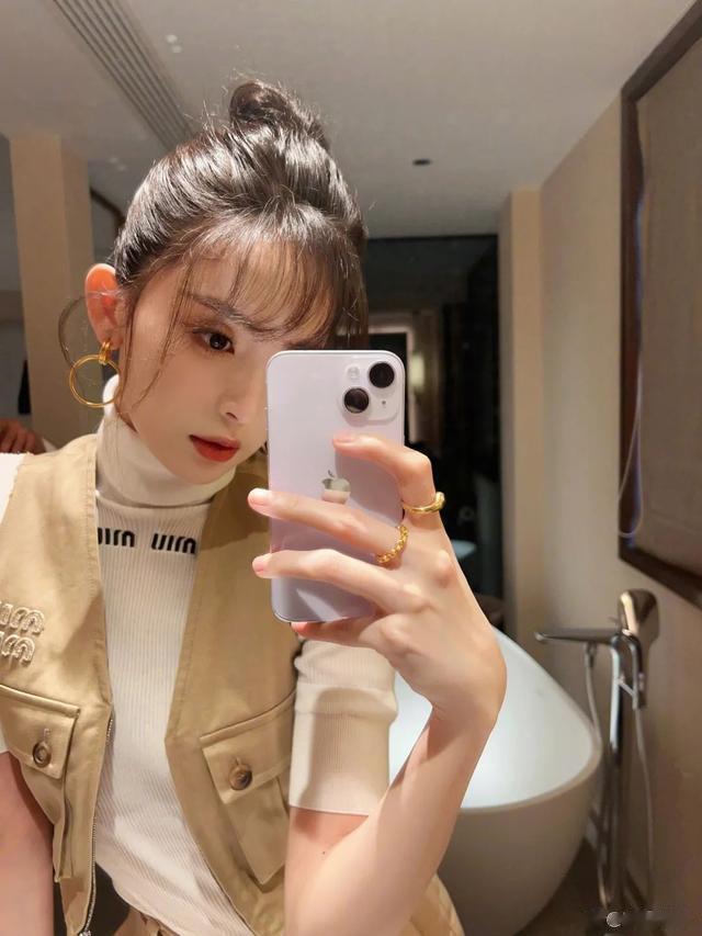 伊能静 梳丸子头不好看，是发缝没分对？