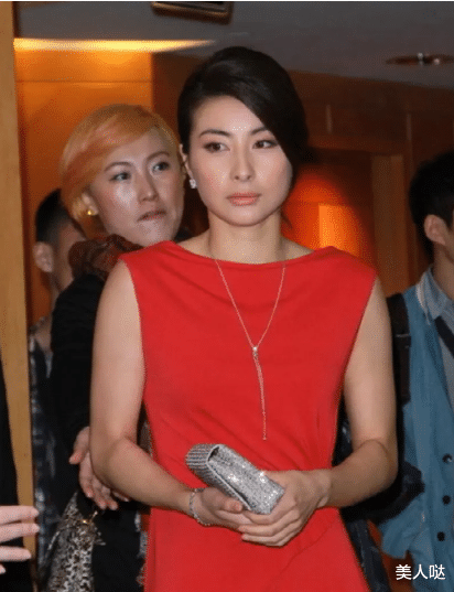 郭晶晶回娘家好接地气!穿大妈裙配奶奶鞋,素颜素衣仍难掩贵妇范