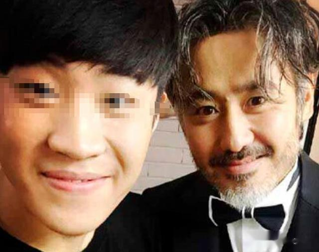 |54岁吴秀波英国被偶遇,满头白发大腹便便,退圈后生活如何?