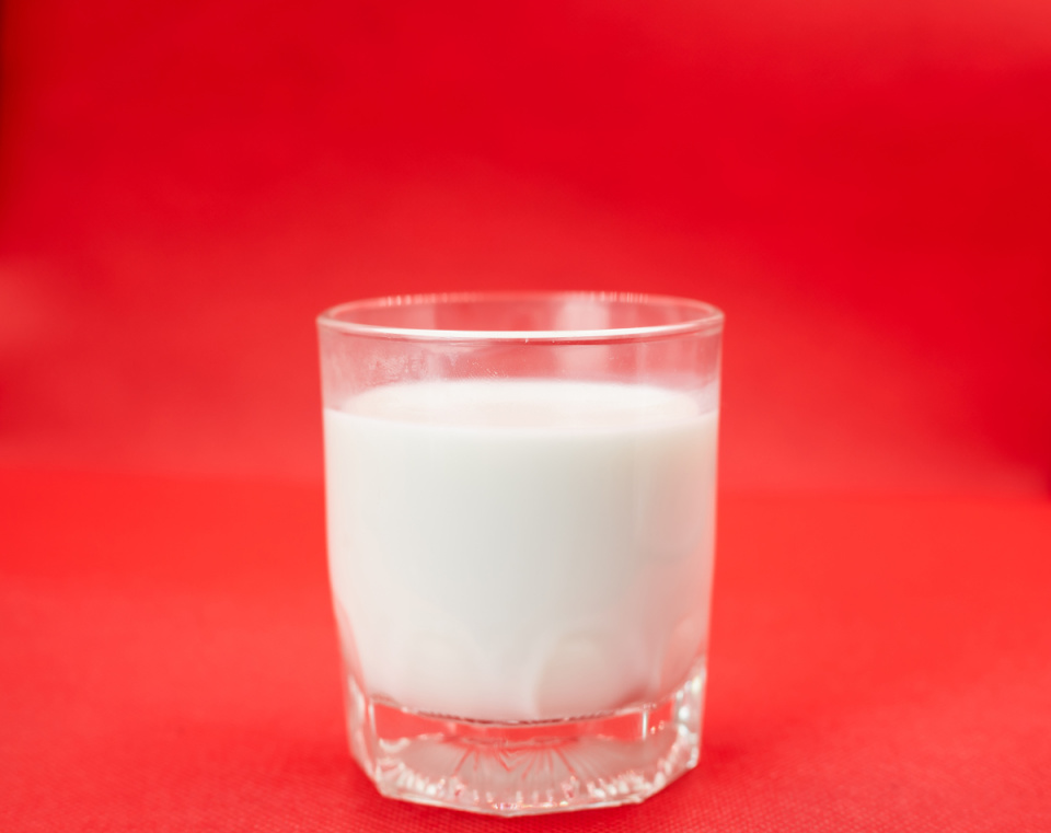 为什么西医提倡喝牛奶,中医却不建议喝牛奶?到底该听谁的?