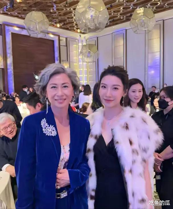 李艺真|齐娇疑似过度热情，下巴靠着吕良伟肩膀合影，何超莲见姐夫隔着何超云