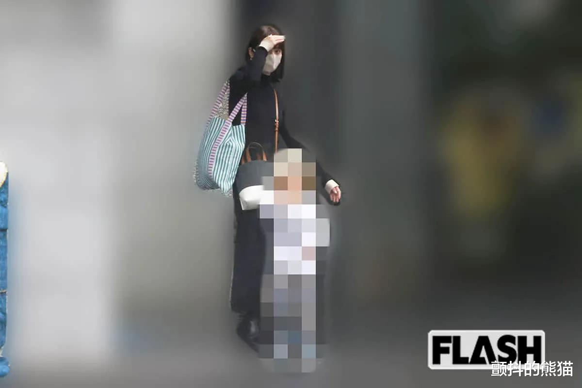 |佐佐木希工作过度满面疲劳!马上就要产假,售卖自家房产的危机