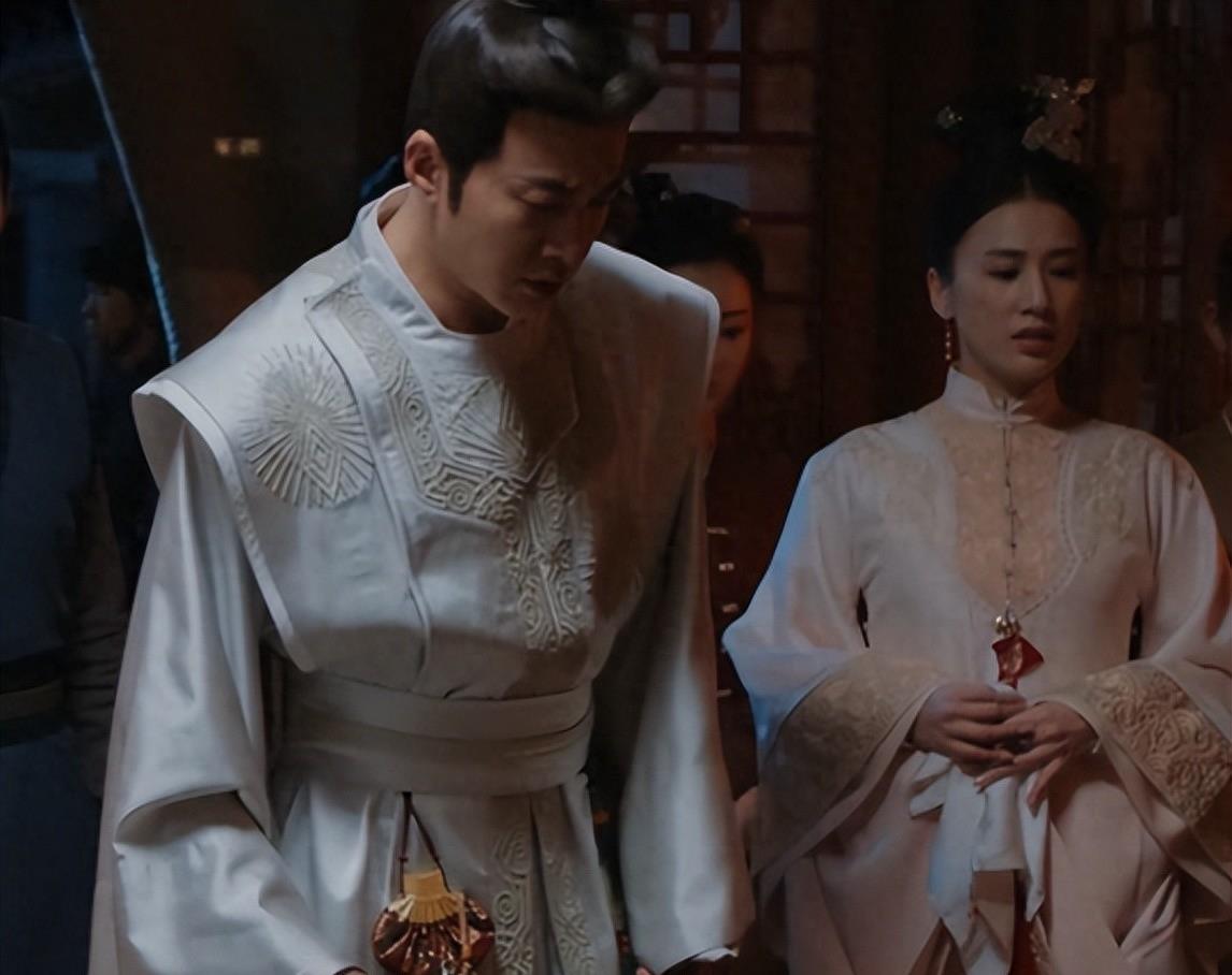 全程瞪眼,合不上嘴,40岁黄圣依出手,把“演技炸裂”玩出了新花样