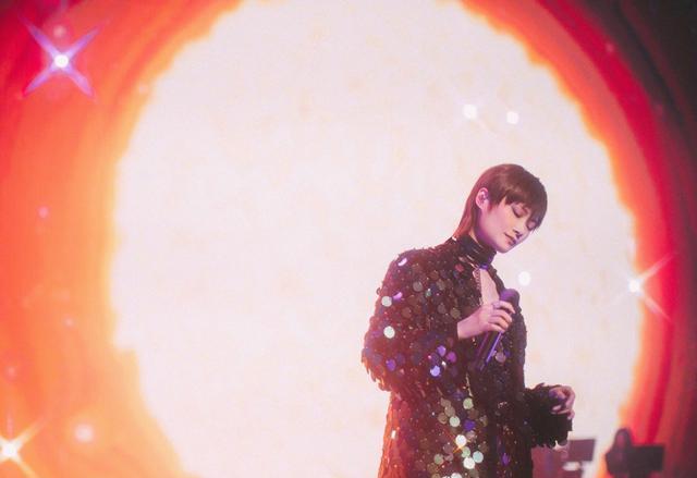 李宇春|李宇春八登《周末画报》封面,粉色花朵裙大秀美腿,演绎舞台皇后