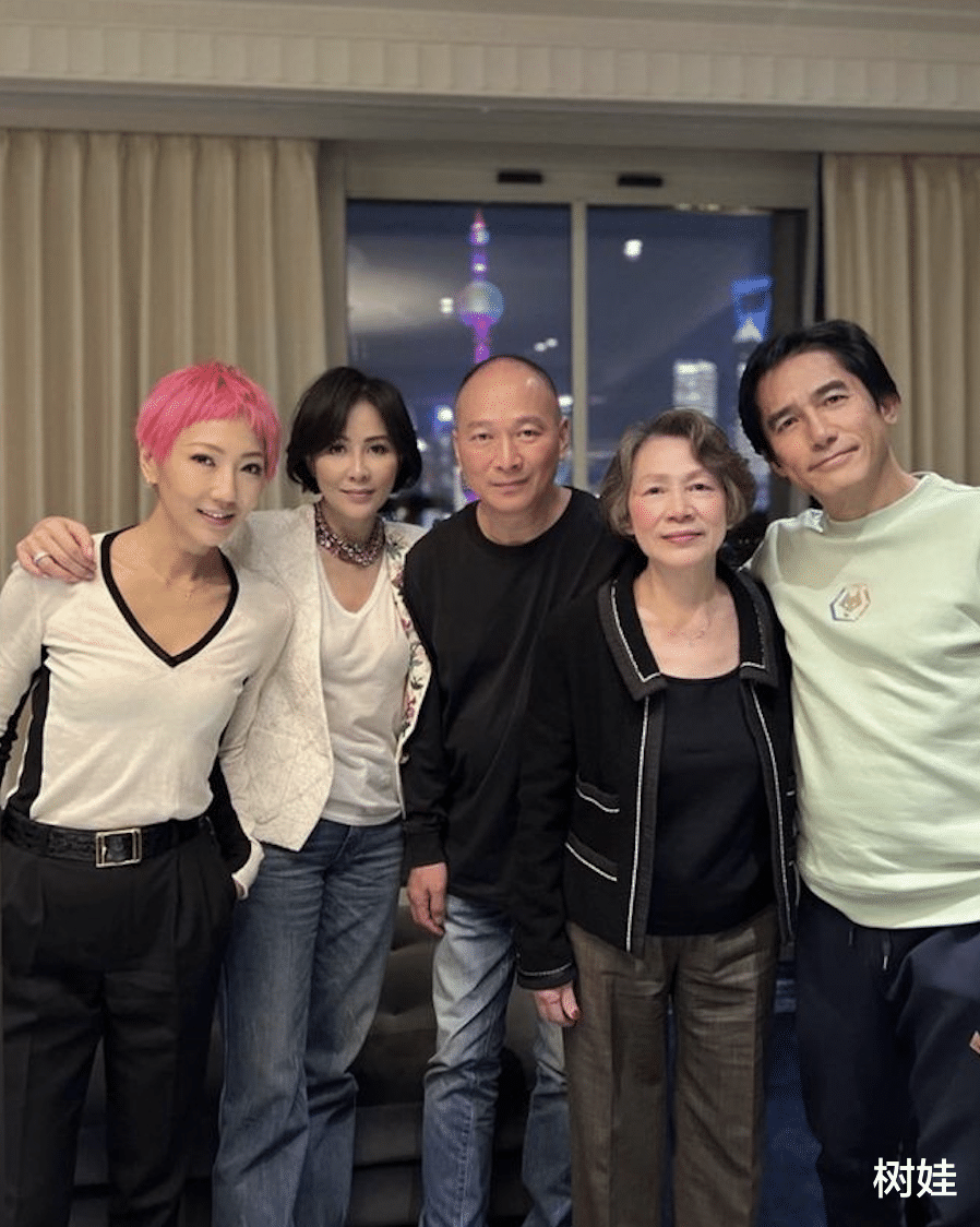 刘嘉玲在上海为母亲庆生,78岁刘妈妈气质优雅,肤色粉白状态年轻