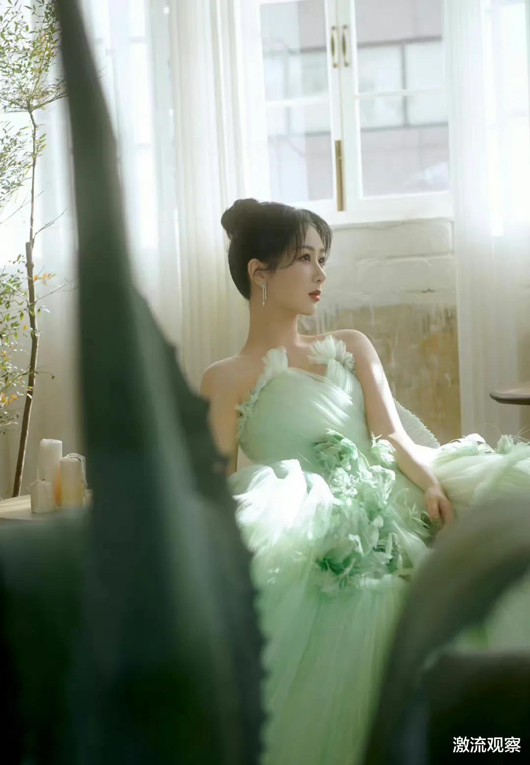 发型 杨紫直播造型惹争议,发型老土,蓝色西服显老,造型团队上心点吧